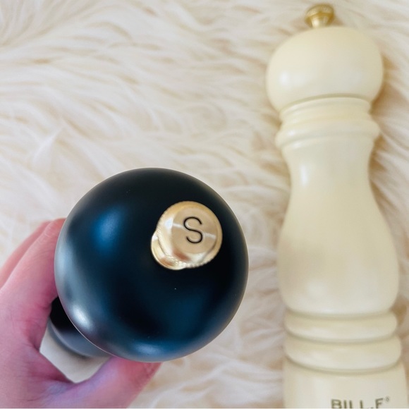 New Salt and Pepper Grinder 7inch Black and White - Picture 2 of 6